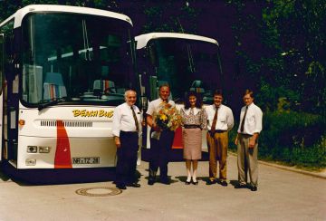 Theo und Klaus Zickenheiner bei der Übergabe neuer Reisebusse 1989