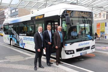 Dirk und Axel Zickenheiner mit dem Neuwieder Kreisbeigeordneten Achim Hallerbach bei der Vorstellung der Hybridbusse